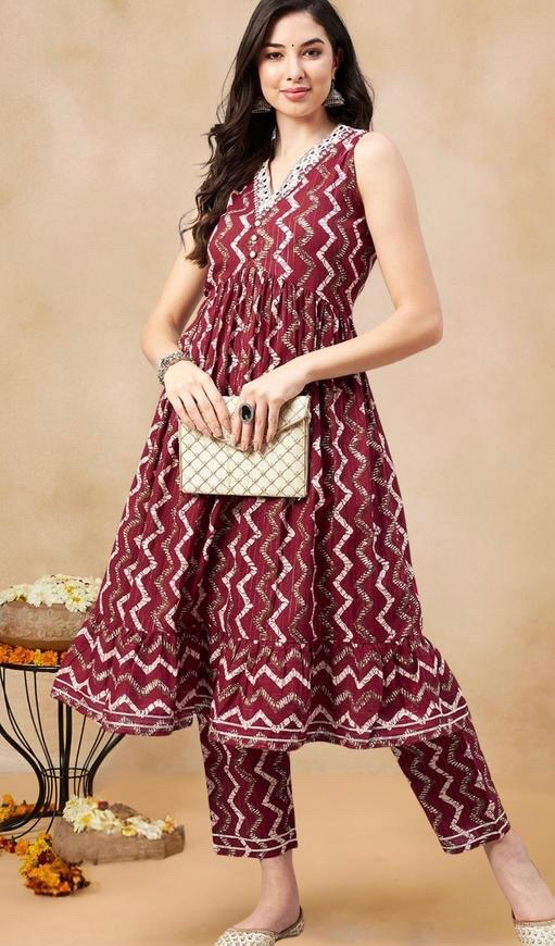 Woman Maroon Chevron Print Embroidered Neckline Kurta Set (M)